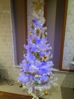 みやびの郷の玄関に”白いクリスマスツリー！