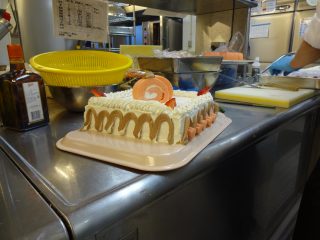みやびの郷(川口)　サンタクロースのプレンゼントの後は　”おやつタイム”　スイーツ専門のシェフが手作りケーキを作ります。