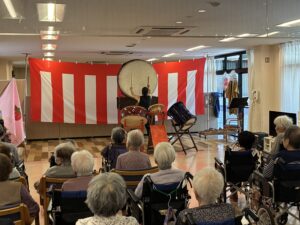 和太鼓とよさこいの迫力ある演舞で笑顔あふれるひととき≪ふれ愛の郷≫
